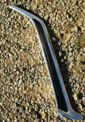 Mercedes-Benz 280S 1976 puerta delantera del pasajero por moldura del parabrisas Foto 1 de 3