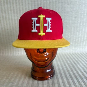 Cappello Berretto Defend Hawaii Logo Hae Uomo OSFA Nuova Era Rosso Giallo Ricamato Snapback - Foto 1 di 17