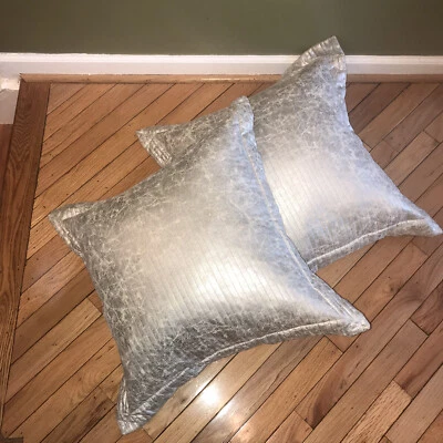 "Almohadas cuadradas metálicas plateadas talla 23""" Foto 1 de 4