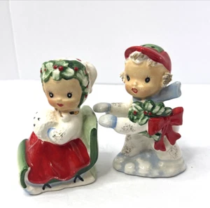 Shaker sale e pepe vintage Lefton 1555 ragazzo che spinge ragazza in slitta SP6 - Foto 1 di 7