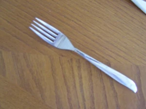 Oneida TWIN STAR Community Stainless Betty Crocker Flatware Dinner Fork - Picture 1 of 2