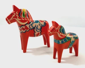 Akta Dalahemslojd Caballos Nils Olsson Madera Tallada Dala Suecia 5.5" y 4" - Imagen 1 de 13