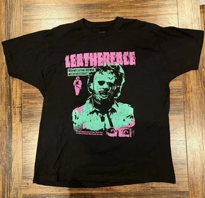 T-Shirt Texas Chainsaw Massacre New Adult - Immagine Verde di Leatherface Logo Rosa - Foto 1 di 2