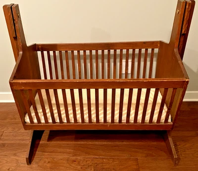 Cuna vintage 1987 construcción de madera maciza suave y suave balanceo Foto 1 de 4
