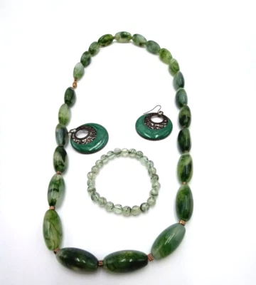 Collar vintage de cuentas de acrílico verde oscuro y pulsera de cuentas de vidrio y pendientes de esmalte Foto 1 de 4