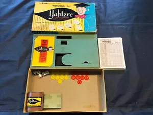 1956 E.S. LOWE VINTAGE YAHTZEE SPIEL MIT PUNKTEBLÖCKEN, TASSE & WÜRFEL OVP #2998 - Bild 1 von 7