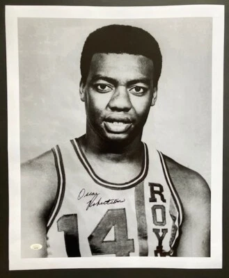 OSCAR ROBERTSON BEAUTIFULLY SIGNED 18x22 PHOTOGRAPH WITH JSA AUTHENTICATION - Image 1 of 4
