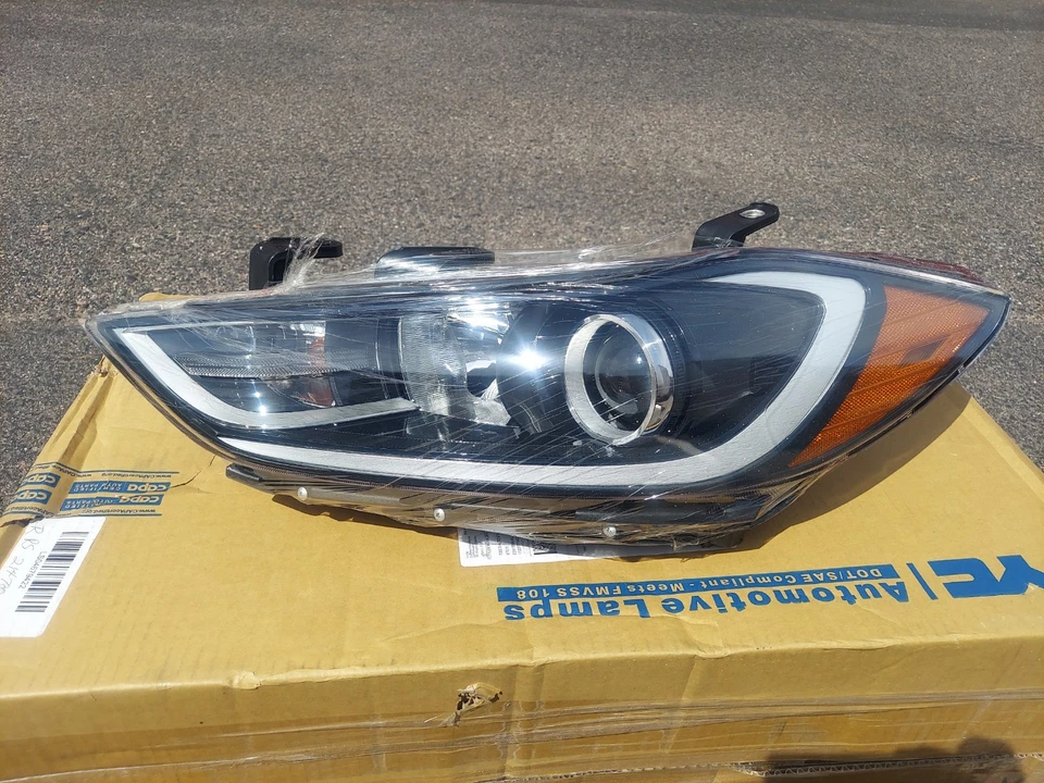 Conjunto de faros - Certificado Capa TYC 20-9808-90-9 para Hyundai Elantra 17-18 Foto 1 de 4