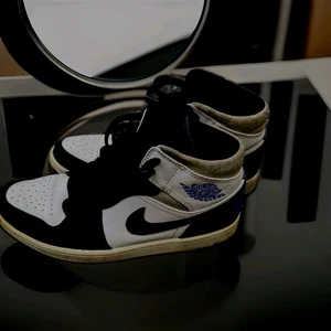 Nike Air Jordan 1 Mid SE Hyper White Royal Black Größe 10 1/2 - Bild 1 von 5