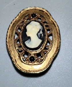 Vintage goldtone cameo one hole button - Picture 1 of 4