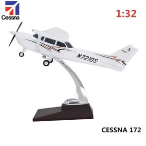 (Very Rare)1:32 CESSNA 172 Aircraft Model With Stand model new
