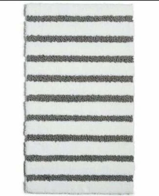 Alfombra de baño Charter Club Elite antideslizante 19,3" x 34" de moda gris blanco a rayas Foto 1 de 4