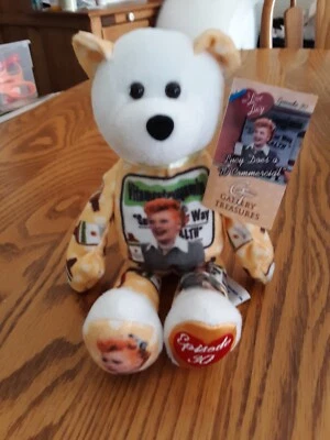 Oso comercial Lucy Does a TV con etiqueta Foto 1 de 4