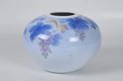 Jarrón japonés de porcelana Fukagawa con uvas y ardilla firmado Foto 1 de 4