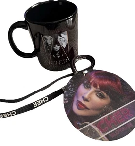 Cher Dressed To Kill 2014 Kaffee, Tasse & Tour Schlüsselband & VIP Abzeichen Erinnerungsstücke - Bild 1 von 7