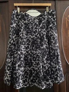 Isaac Mizrahi for Target Größe 14 schöner schwarz grauer geblümter Faltenrock - Bild 1 von 6