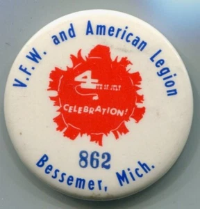 "Bessemer, MI, V. F. W. & American Legion 4 luglio Celebration Pinback 2-1/4" - Foto 1 di 3