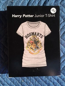Camisa Harry Potter Hogwarts Junior Pequeña Coleccionable Nueva En Caja - Imagen 1 de 1