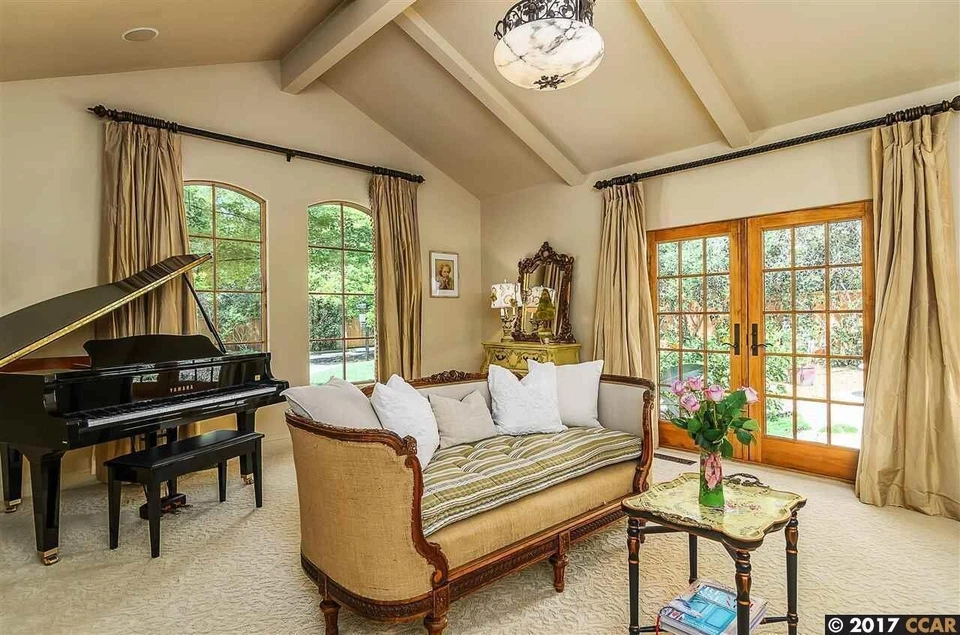 Yamaha Excellent Condition-Black Baby Grand Piano - Image 1 of 1