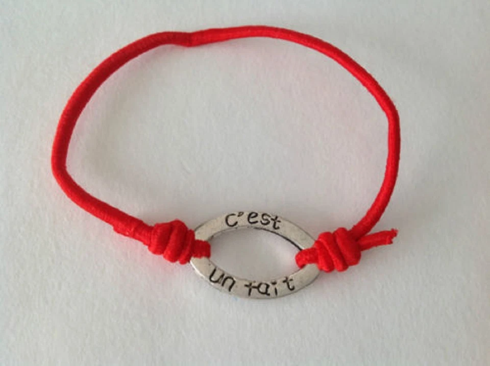 Bijou bracelet message "c'est un fait, la terre ne tourne pas autour de moi" - Photo 1/1
