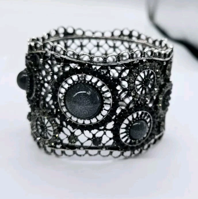 Pulsera Kirks Folly Puño con Bisagras AMPLIO Gris Cristal Corazón Declaración Tono Plateado Foto 1 de 4