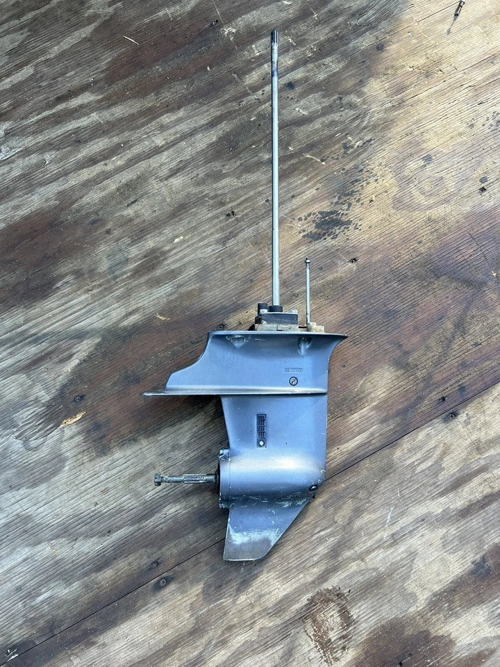 Unidad inferior Yamaha 15 HP 9.9 L 20" PN 66M-45300-10-4D se adapta a caja de cambios F15 F9.9 Foto 1 de 4