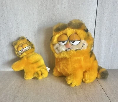 1981 Vintage Dakin Garfield Cat  Sitting Stuffed Animal 5” Plush Plus 4” Hugger - Image 1 of 4