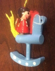 2" Ángel en un caballo mecedor adorno de Navidad de madera todas las vacaciones - Imagen 1 de 12