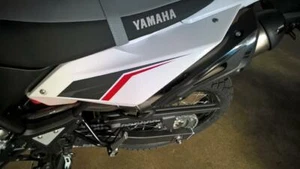 Yamaha WR125R/X "Seitenverkleidung hinten li weiß" mit Aufkleber, Original - Bild 1 von 1