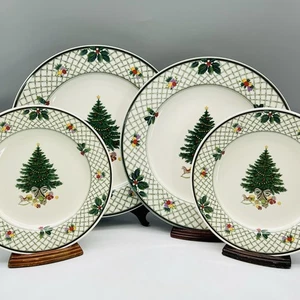 MIKASA CHRISTMAS STORY Dinner & Salad PLATES LOT SET 4 Heritage GREEN TRELLIS - Picture 1 of 14