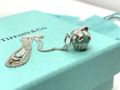Tiffany & Co. Collar Cupcake Esmalte Charm con Caja y Bolsa Foto 1 de 4