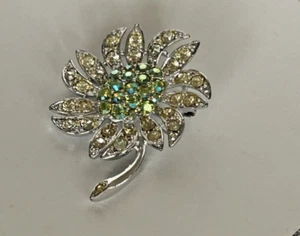 J271L. Vintage Sarah Coventry large silvertone flower brooch - Picture 1 of 2