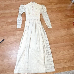 Antikes edwardianisches Spitzenkleid mit Kragen und bestickten Blumen - Bild 1 von 5