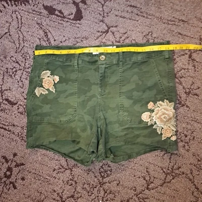 Pantalones Cortos Carga Torrid Camuflados Floral Bordado Sarga Verde Talla 14 Foto 1 de 4