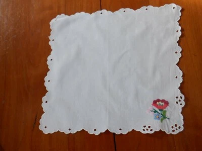 Ancien napperon brodé fleur rouge 28 cm x 29 cm - Photo 1/3