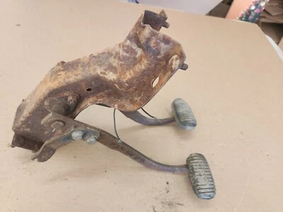Chevrolet 1955 1956 conjunto de pedal de freno y embrague OEM usado Chevy Foto 1 de 4