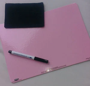 Tabla de limpieza en seco (rosa 1 lado y blanco el otro) tamaño A4 con bolígrafo y fieltro de limpieza - Imagen 1 de 2