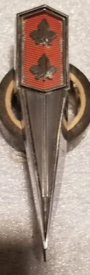 🔥1966 66 PONTIAC BEAUMONT SPORTS DELUXE Б/У GM РЕШЕТКА КОПЬЕ ЭМБЛЕМА 3393584🔥 - Изображение 1 из 4