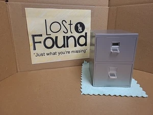 Miniatur Aktenschrank Visitenkarten Halter LCD Uhr 6" GESCHENK Papa Büro Chef - Bild 1 von 15