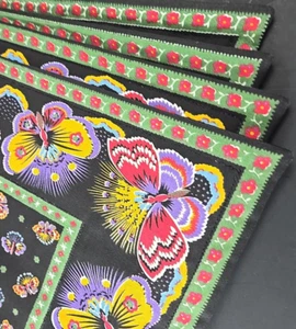 8 gesteppte Tischsets & Servietten 16"x16" bunte Schmetterlinge auf schwarzem Design - Bild 1 von 6