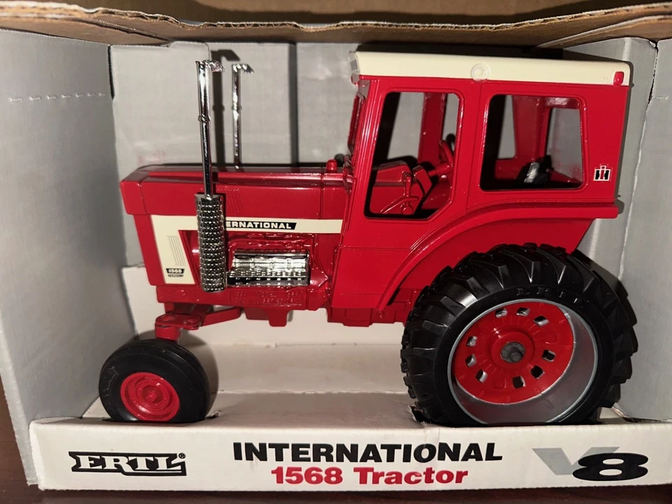 ERTL International Farmall 1568 Tractor 1/16 1994 #4602 #287* - Image 1 of 1
