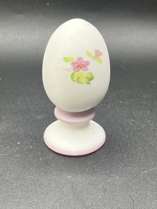 Fenton handbemaltes signiertes Lavendel Satin Glas Ei mit violetten Blumen auf Sockel - Bild 1 von 7