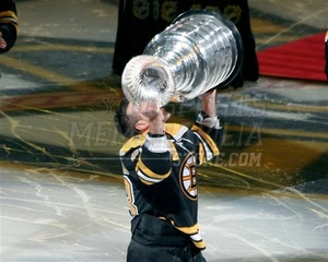 Brad Marchand Boston Bruins raises the Cup Banner Night 8x10 11x14 16x20 1866 - Picture 1 of 1