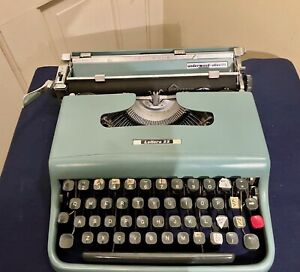 1950 Olivetti- Underwood Lettera 22 Manual Typewriter With Case~Made In Italy