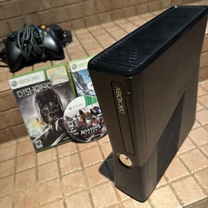 Microsoft Xbox 360 S Model 1439 - Bundle - Controller + 3 Spiele - Bild 1 von 7