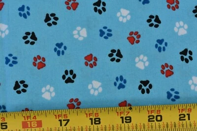 Impresiones coloridas de patas de perro de 28" de largo en edredón azul de algodón, Kaufman/rosa claro, P3239 Foto 1 de 4