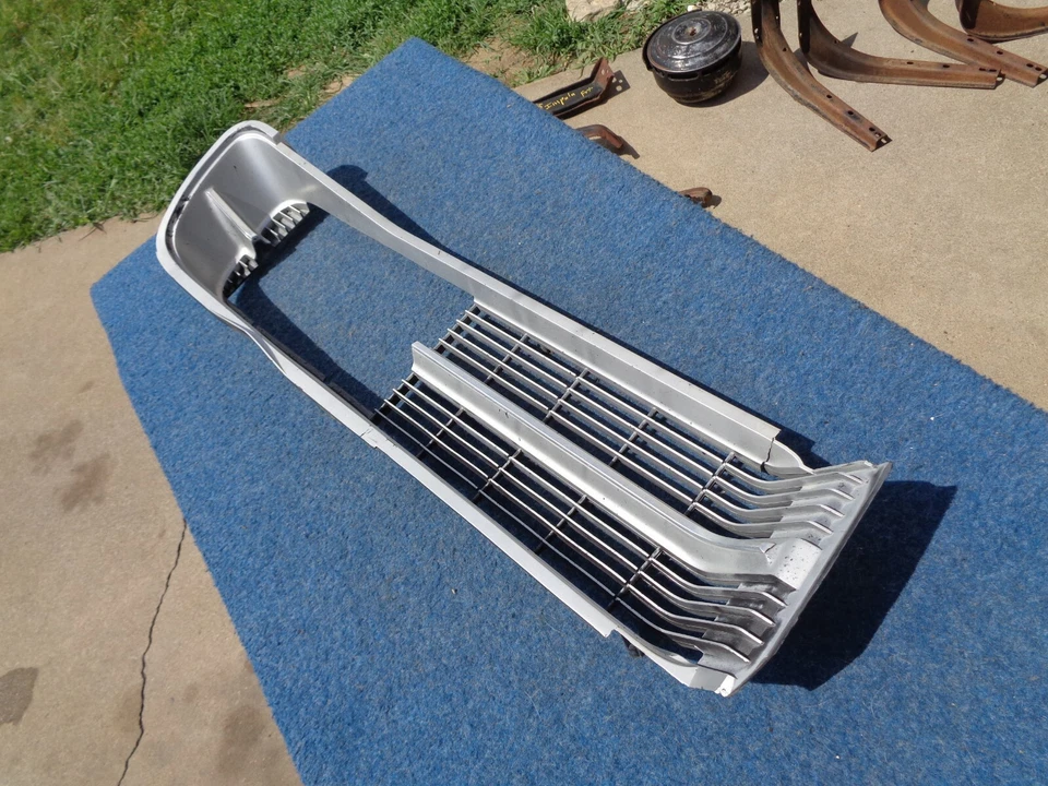 1967 Pontiac Grand Prix RGHT GRILL NICE USED ORIGINAL - Imagem 1 de 4