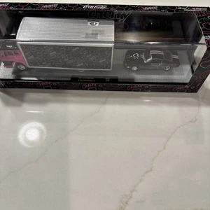 M2 1/64 Cherry Coke Haulers 1966 Ford C950 Box Truck & 1965 Mustang 2+2 TW-38 Neu in OVP - Bild 1 von 14