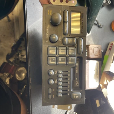 Pontiac Firebird 1993-2002 transmisión automática Firehawk radio Delco estéreo 2 bandas ecualizador ecualizador Foto 1 de 4