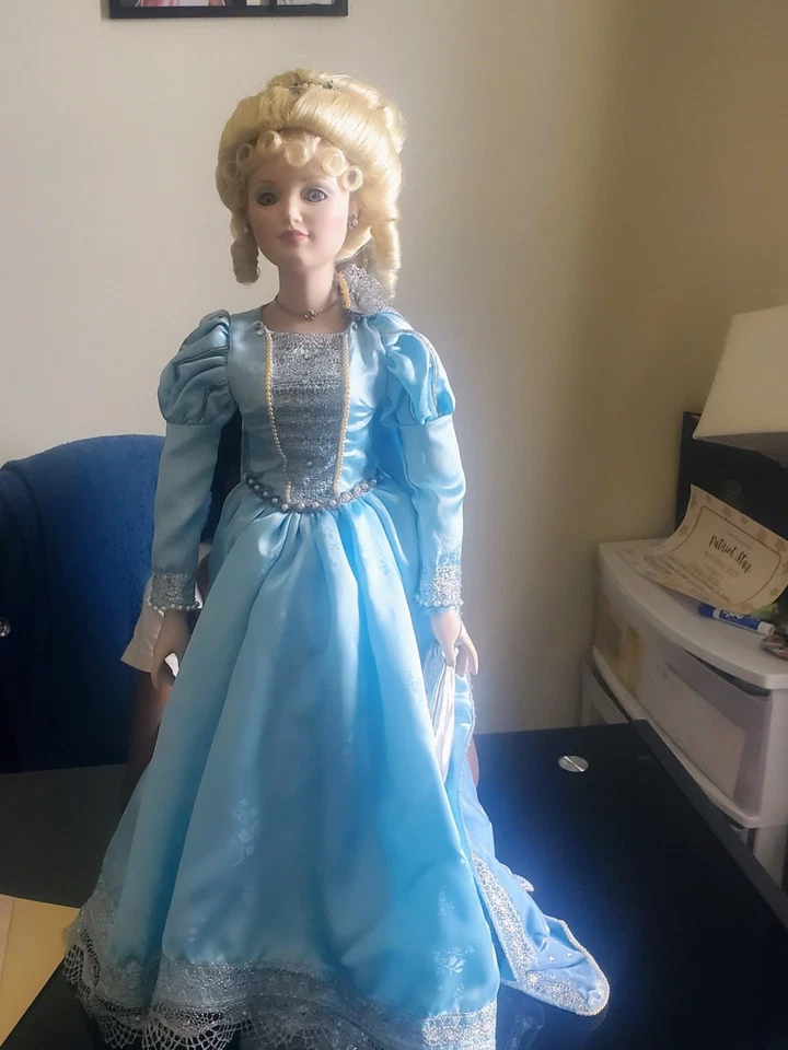 Vestido de baile azul icônico 25" Danbury Mint Cinderella boneca de porcelana conto de fadas - Imagem 1 de 1
